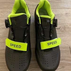 Cycle/spin shoes brand-new,pre-assembled with hardware. Women’s 7.5 or men’s 5.5